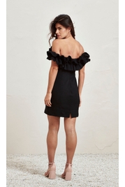VESTIDO TUBINHO BABADO LUXO MARIA GUEIXA PRETO