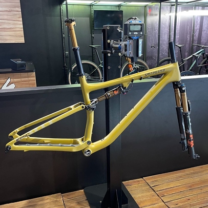 Quadro Specialized Epic Evo com Kashima GOLD Cetim