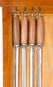 Kit Churrasco Parede Conjunto Espetos Faca Chaira Tábua              