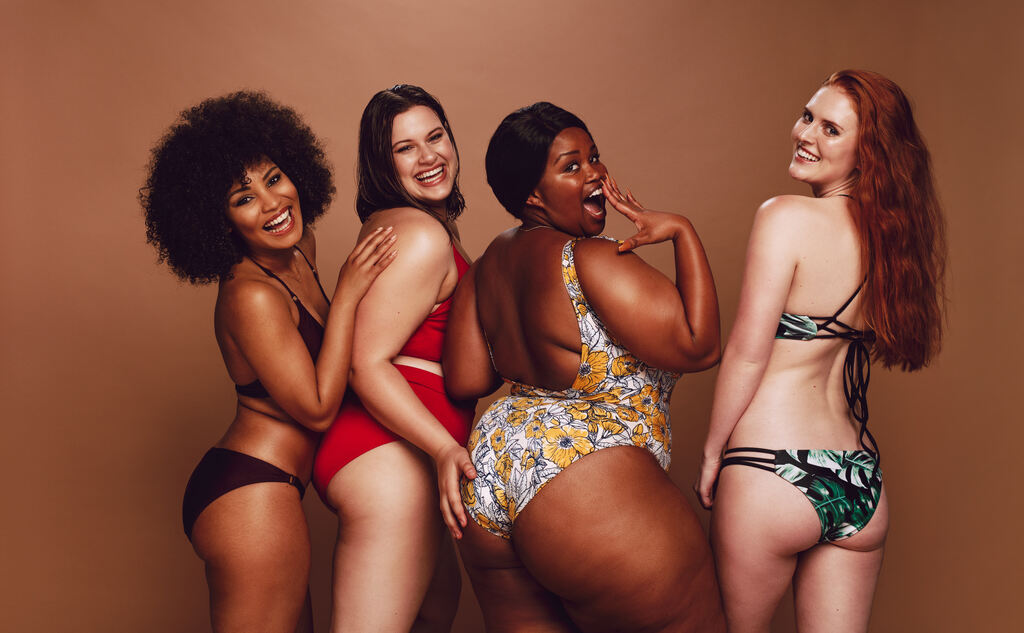 Mulheres usando biquini 