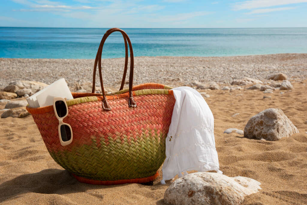 O que levar na bolsa de praia óculos