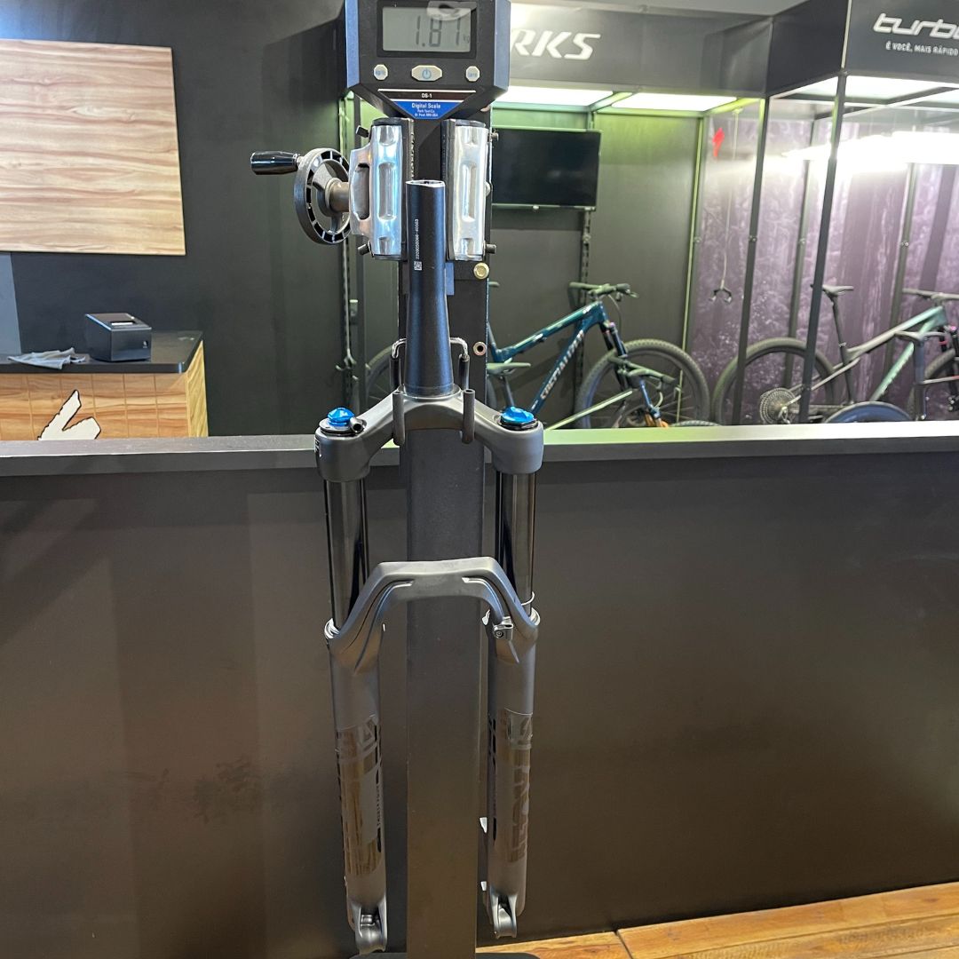 Garfo de Suspensão Fox Rhythm 34 com 130mm com trava no guidão Preta