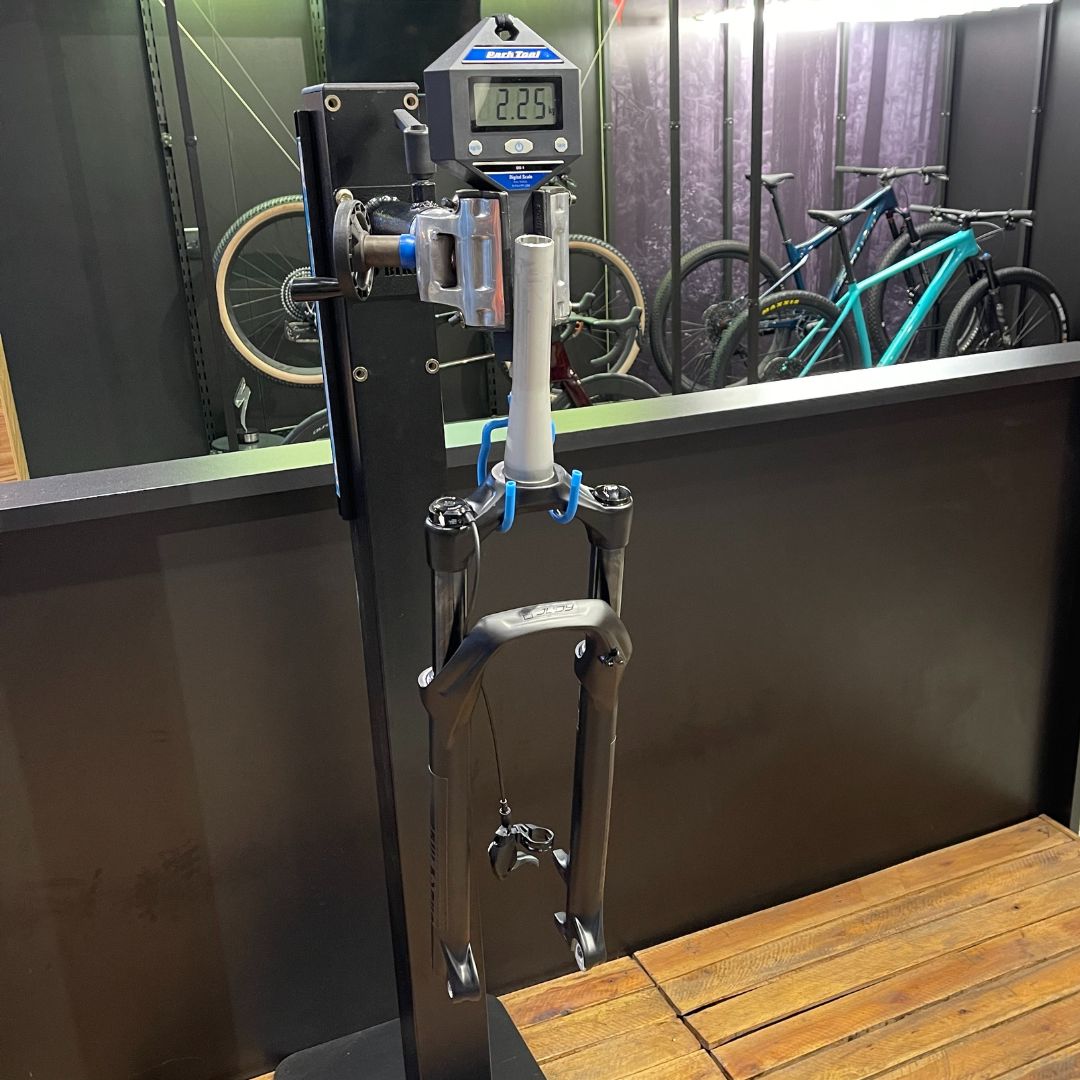Garfo de Suspensão Rockshox Original Judy Silver com trava no guidão Preta